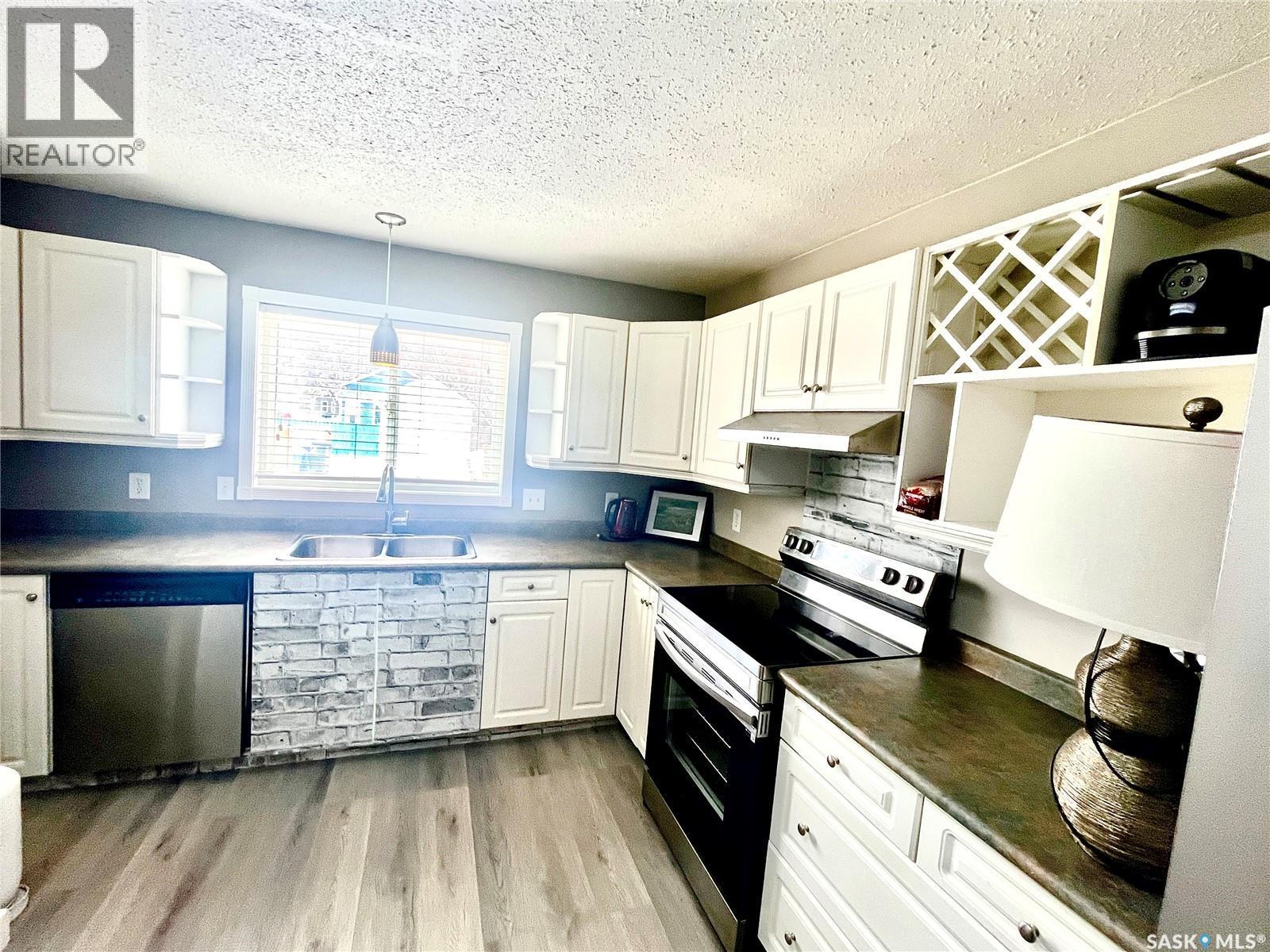 719 I Avenue S, Saskatoon, SK - Indoor Photo Showing Kitchen With Stainless Steel Kitchen With Double Sink