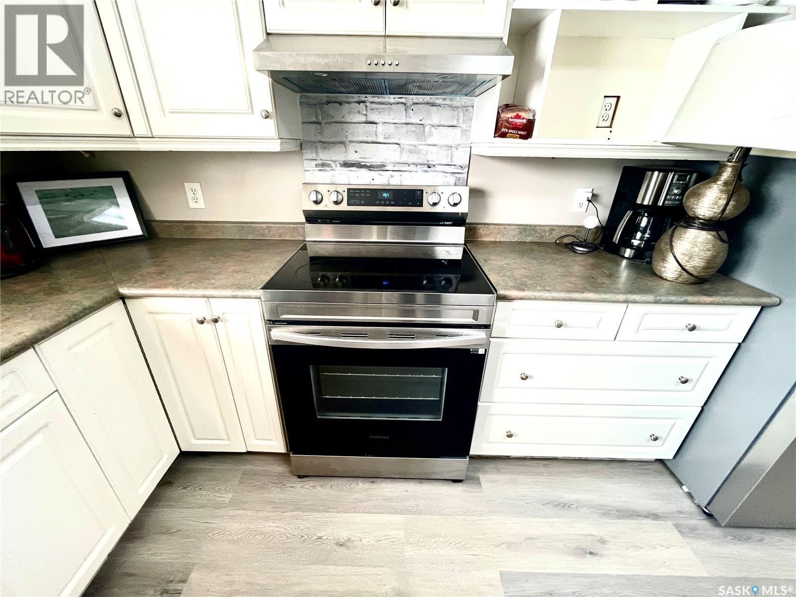 719 I Avenue S, Saskatoon, SK - Indoor Photo Showing Kitchen