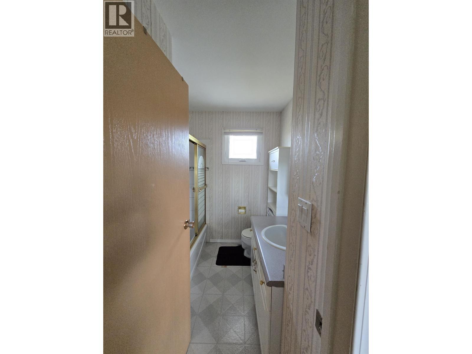 11 Baker Road, Mackenzie, BC - Indoor
