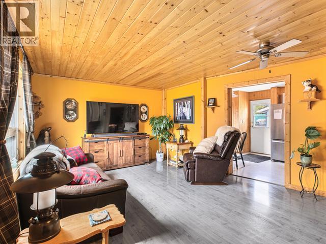 10 Williams Road, Whitehorse, YT - Indoor Photo Showing Living Room