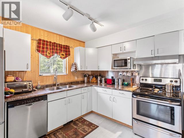 10 Williams Road, Whitehorse, YT - Indoor Photo Showing Kitchen With Double Sink