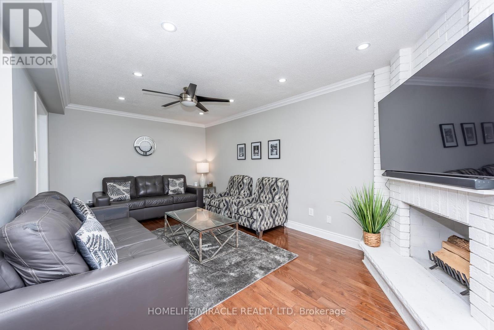 5457 Heritage Hills Boulevard, Mississauga, ON - Indoor Photo Showing Living Room With Fireplace