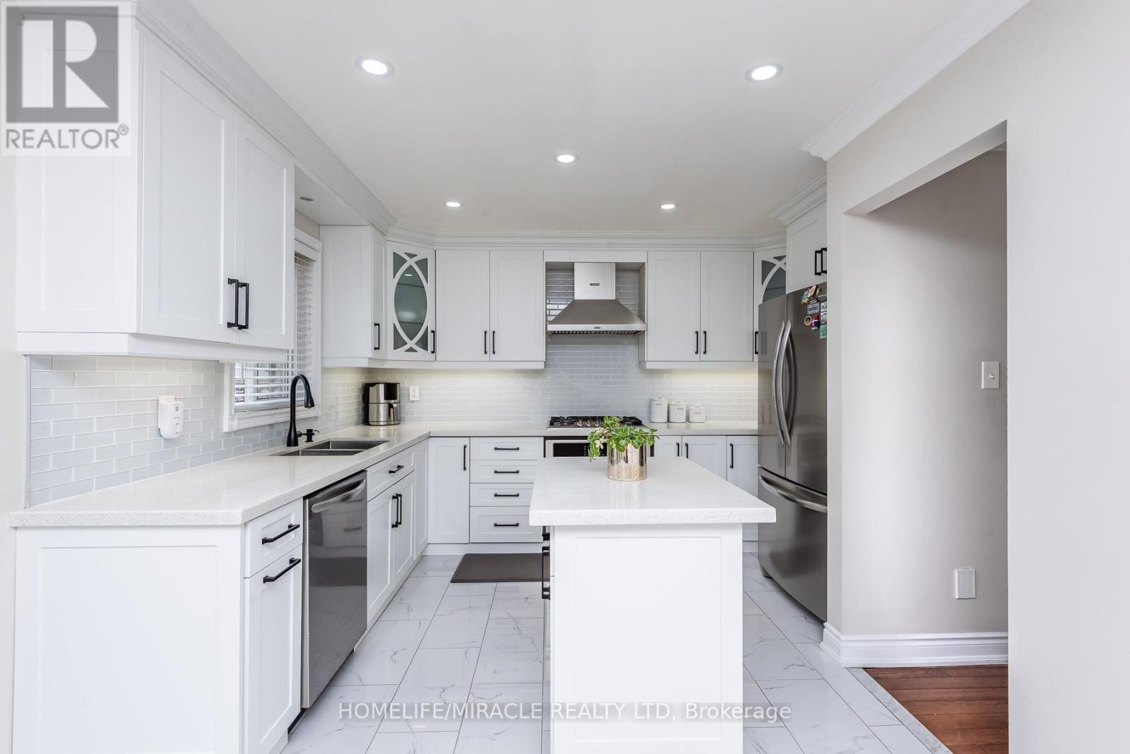 5457 Heritage Hills Boulevard, Mississauga, ON - Indoor Photo Showing Kitchen With Double Sink With Upgraded Kitchen