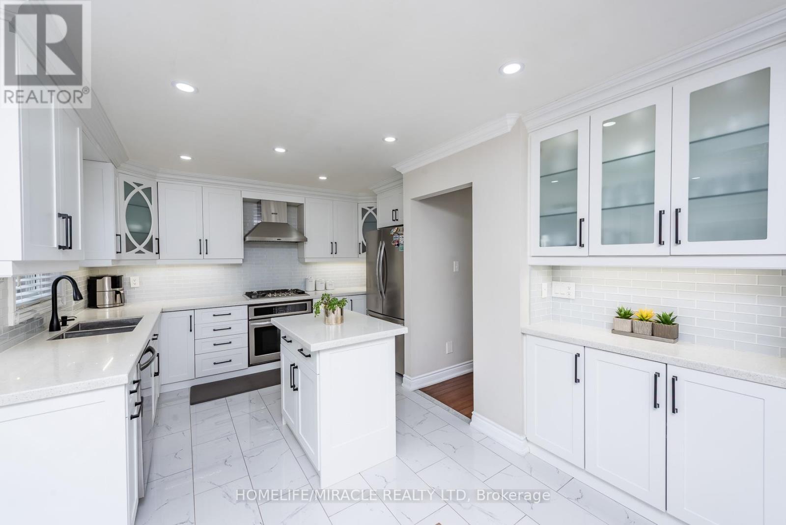 5457 Heritage Hills Boulevard, Mississauga, ON - Indoor Photo Showing Kitchen With Double Sink With Upgraded Kitchen