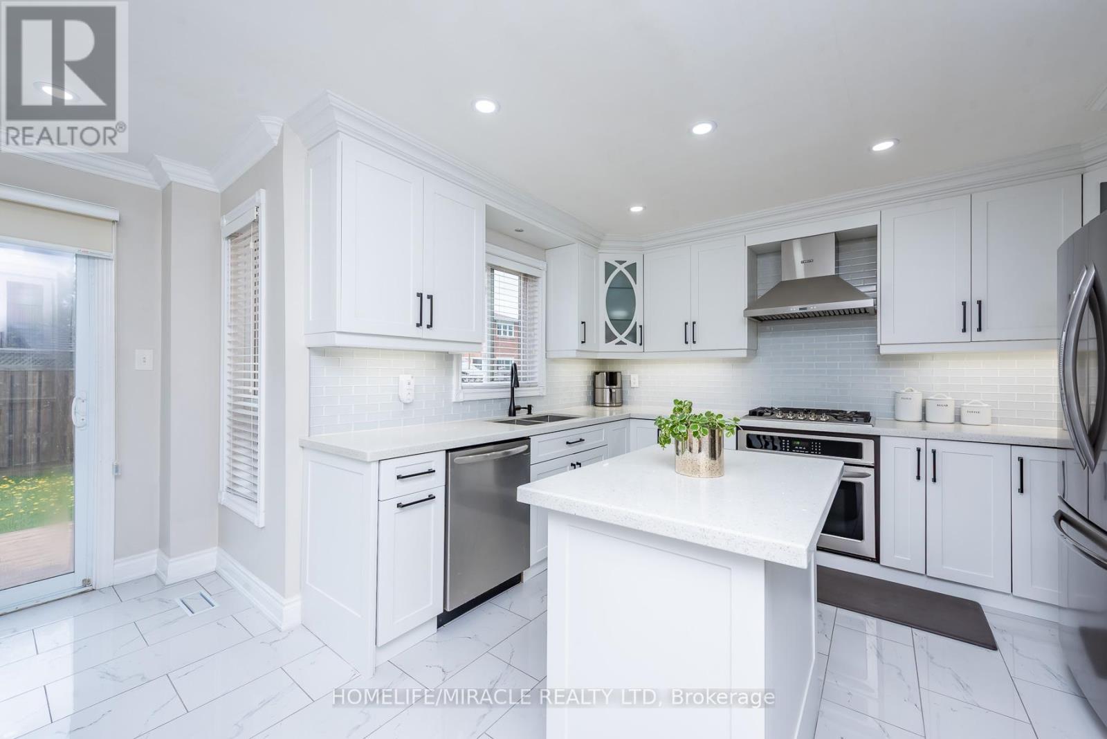 5457 Heritage Hills Boulevard, Mississauga, ON - Indoor Photo Showing Kitchen With Upgraded Kitchen