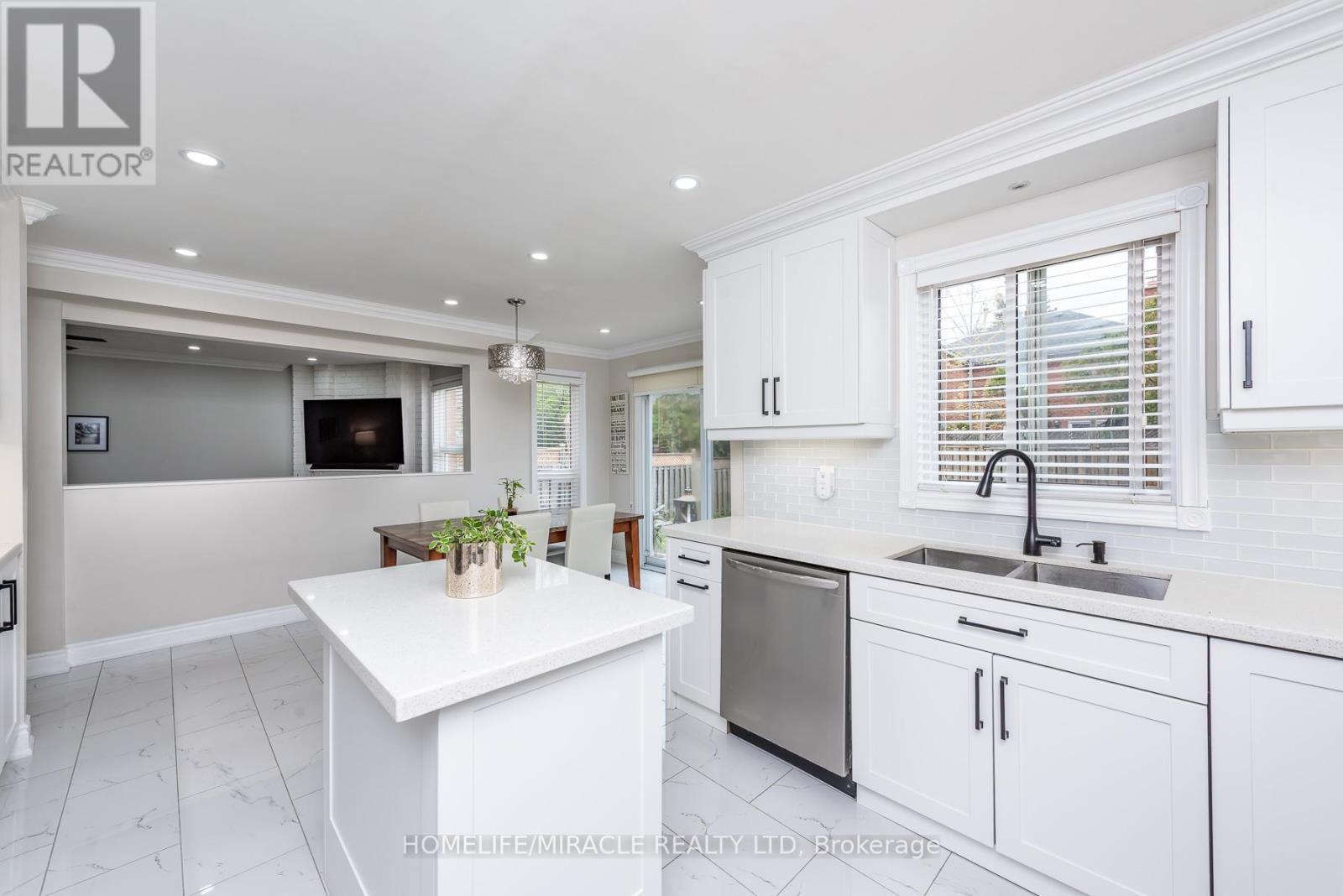 5457 Heritage Hills Boulevard, Mississauga, ON - Indoor Photo Showing Kitchen With Double Sink With Upgraded Kitchen
