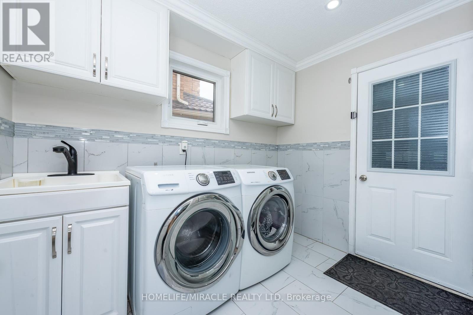 5457 Heritage Hills Boulevard, Mississauga, ON - Indoor Photo Showing Laundry Room