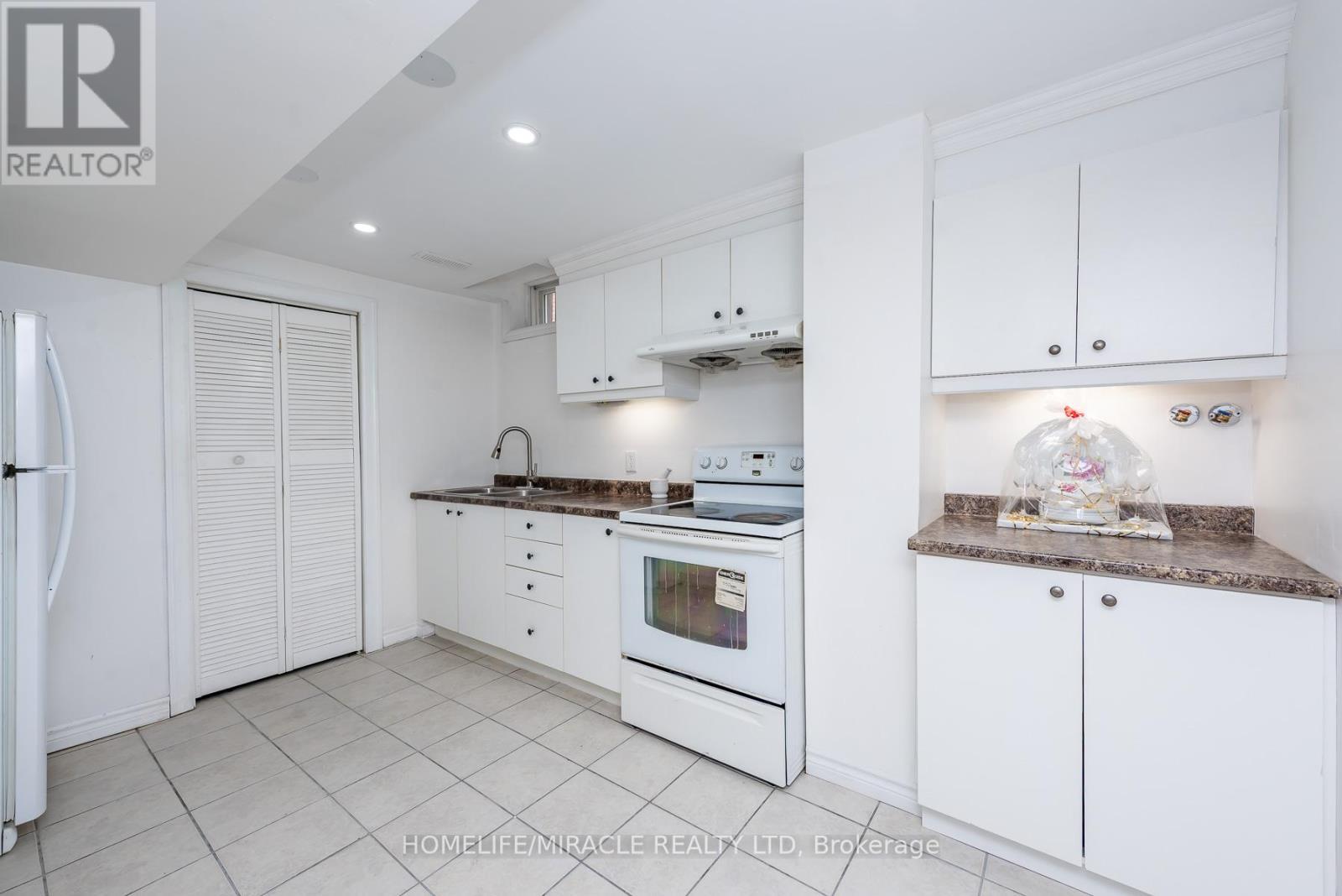 5457 Heritage Hills Boulevard, Mississauga, ON - Indoor Photo Showing Kitchen