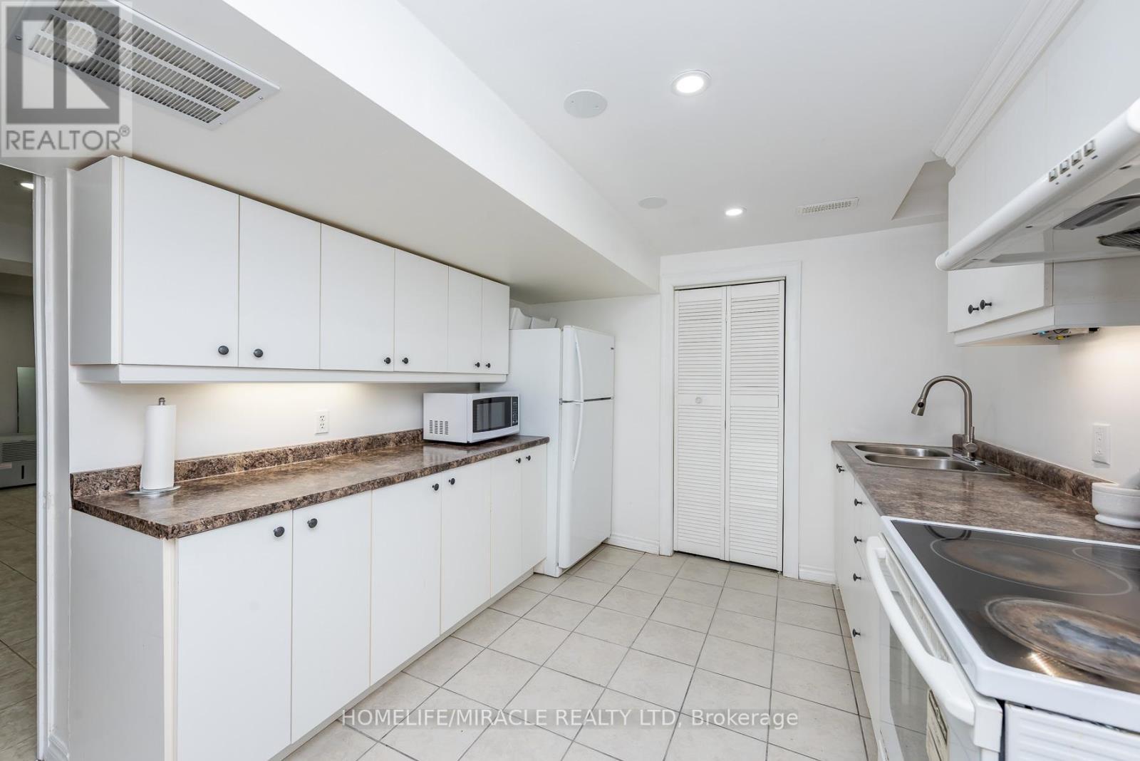 5457 Heritage Hills Boulevard, Mississauga, ON - Indoor Photo Showing Kitchen