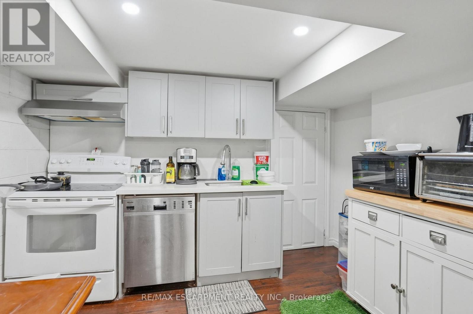 1643 Glenburnie Road, Mississauga, ON - Indoor Photo Showing Kitchen