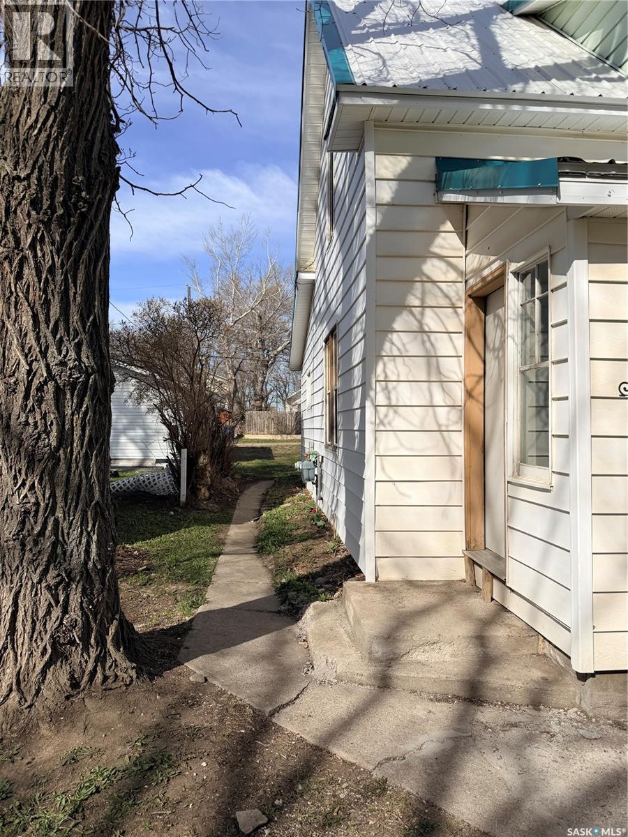 573 Centre Street, Shaunavon, SK - Outdoor