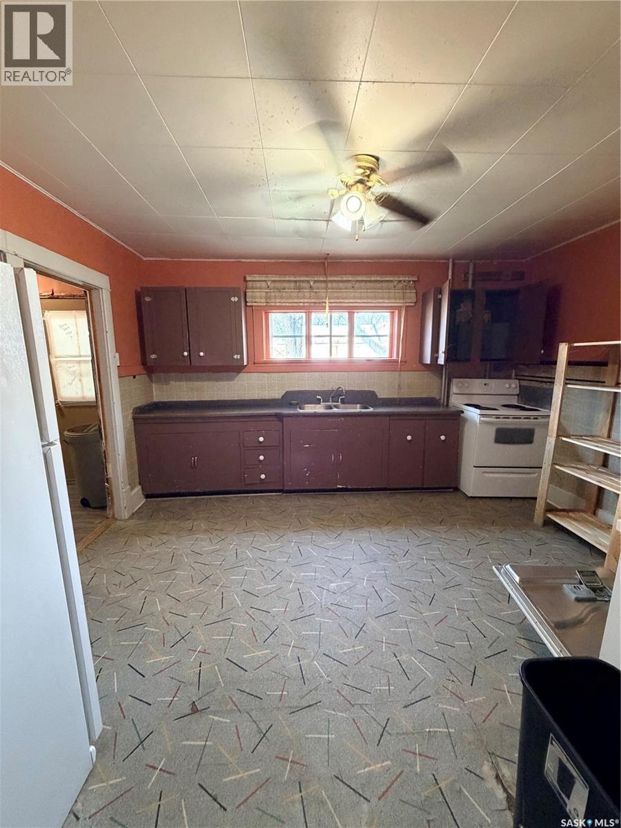 573 Centre Street, Shaunavon, SK - Indoor Photo Showing Garage