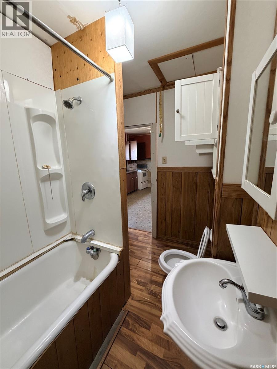 573 Centre Street, Shaunavon, SK - Indoor Photo Showing Bathroom