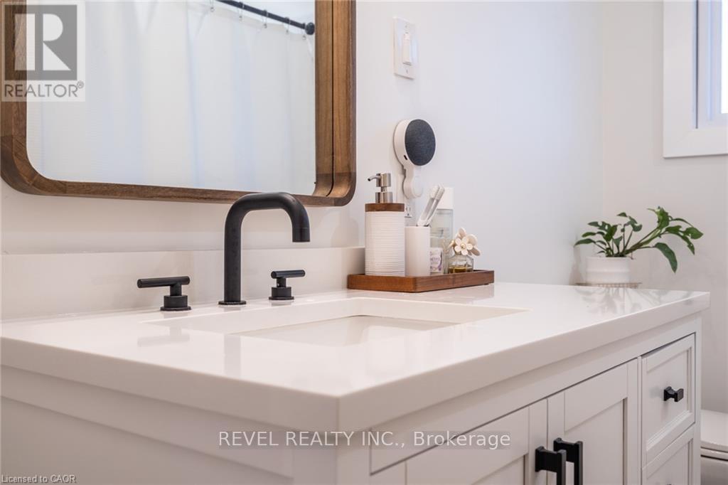 1141 Mohawk Road E, Hamilton, ON - Indoor Photo Showing Bathroom