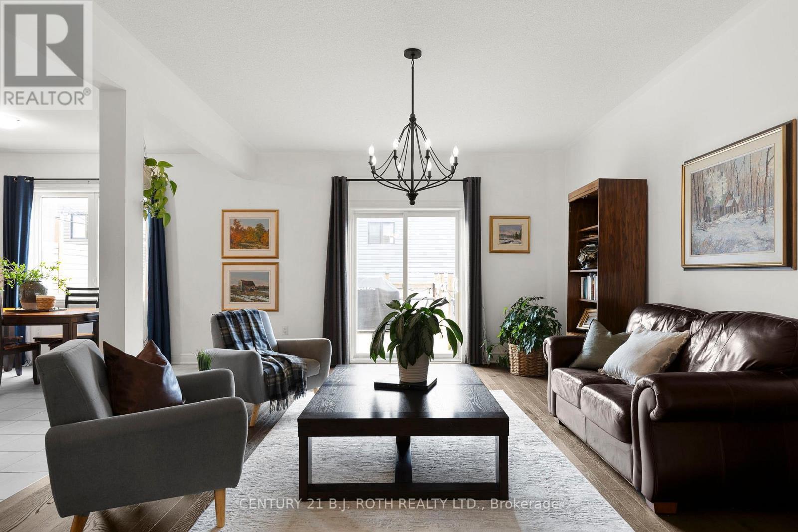 29 Alaskan Heights, Barrie, ON - Indoor Photo Showing Living Room