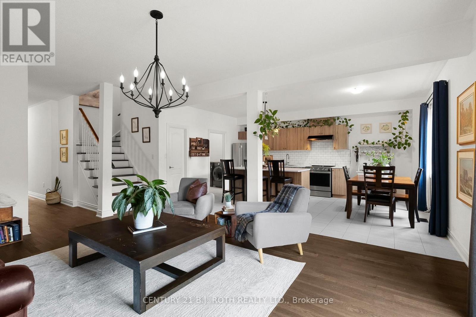 29 Alaskan Heights, Barrie, ON - Indoor Photo Showing Living Room