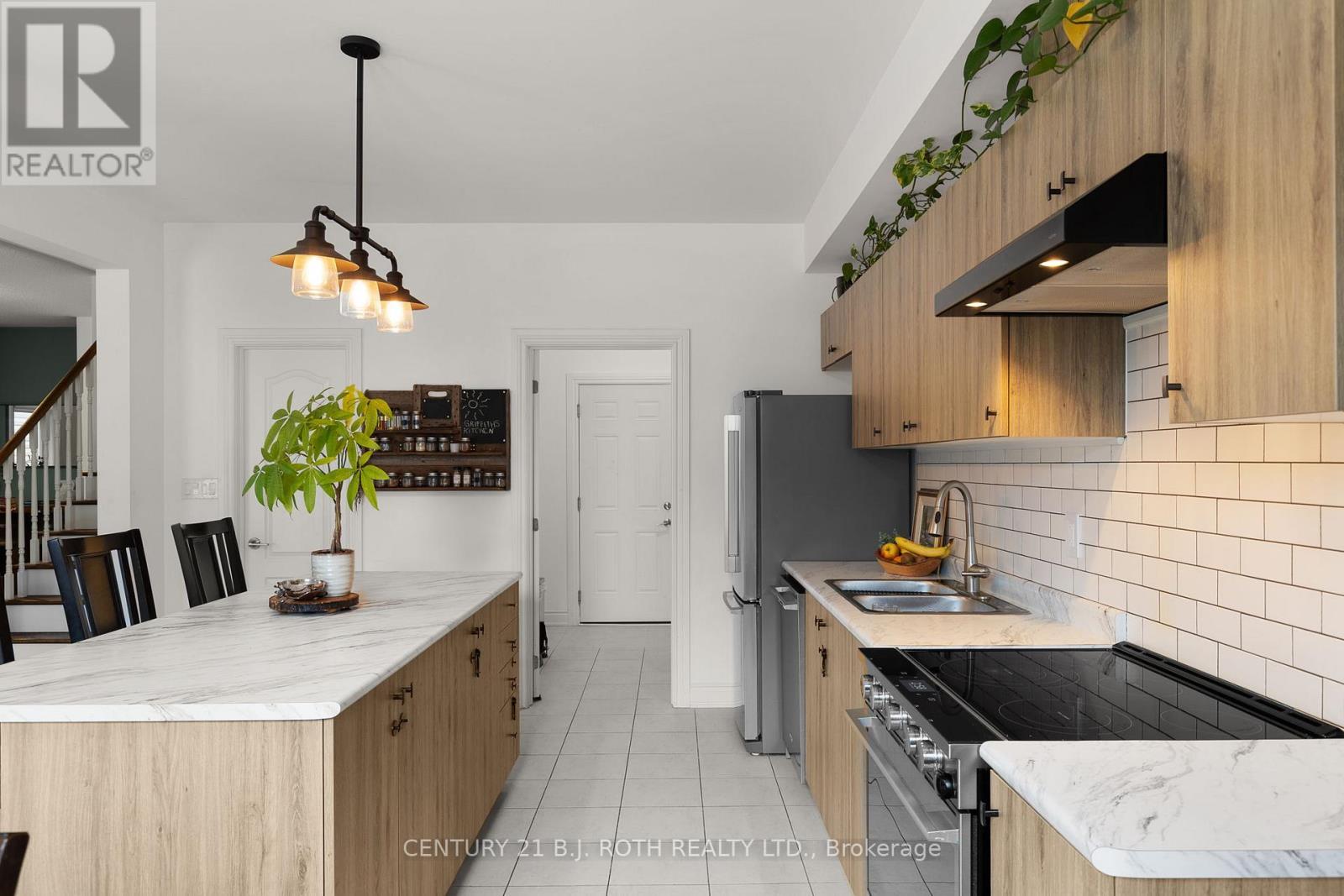 29 Alaskan Heights, Barrie, ON - Indoor Photo Showing Kitchen With Double Sink With Upgraded Kitchen