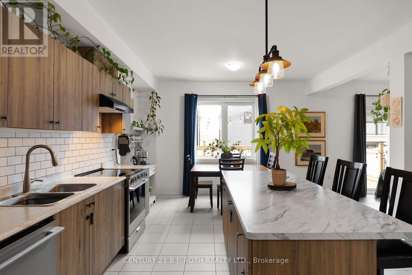 29 Alaskan Heights, Barrie, ON - Indoor Photo Showing Kitchen With Double Sink With Upgraded Kitchen