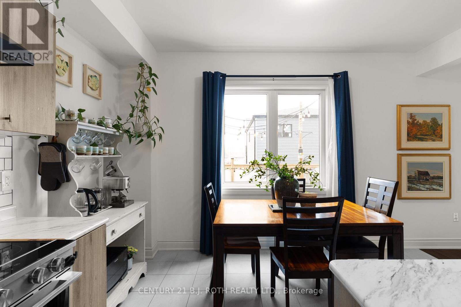 29 Alaskan Heights, Barrie, ON - Indoor Photo Showing Dining Room