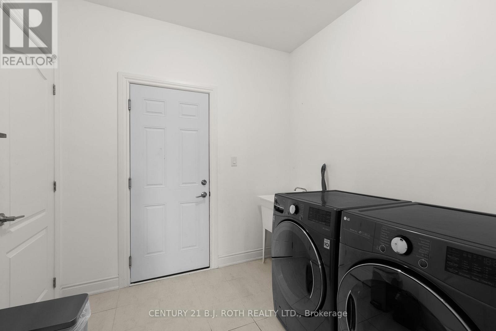 separate entrance to basement through garage - 29 Alaskan Heights, Barrie, ON - Indoor Photo Showing Laundry Room