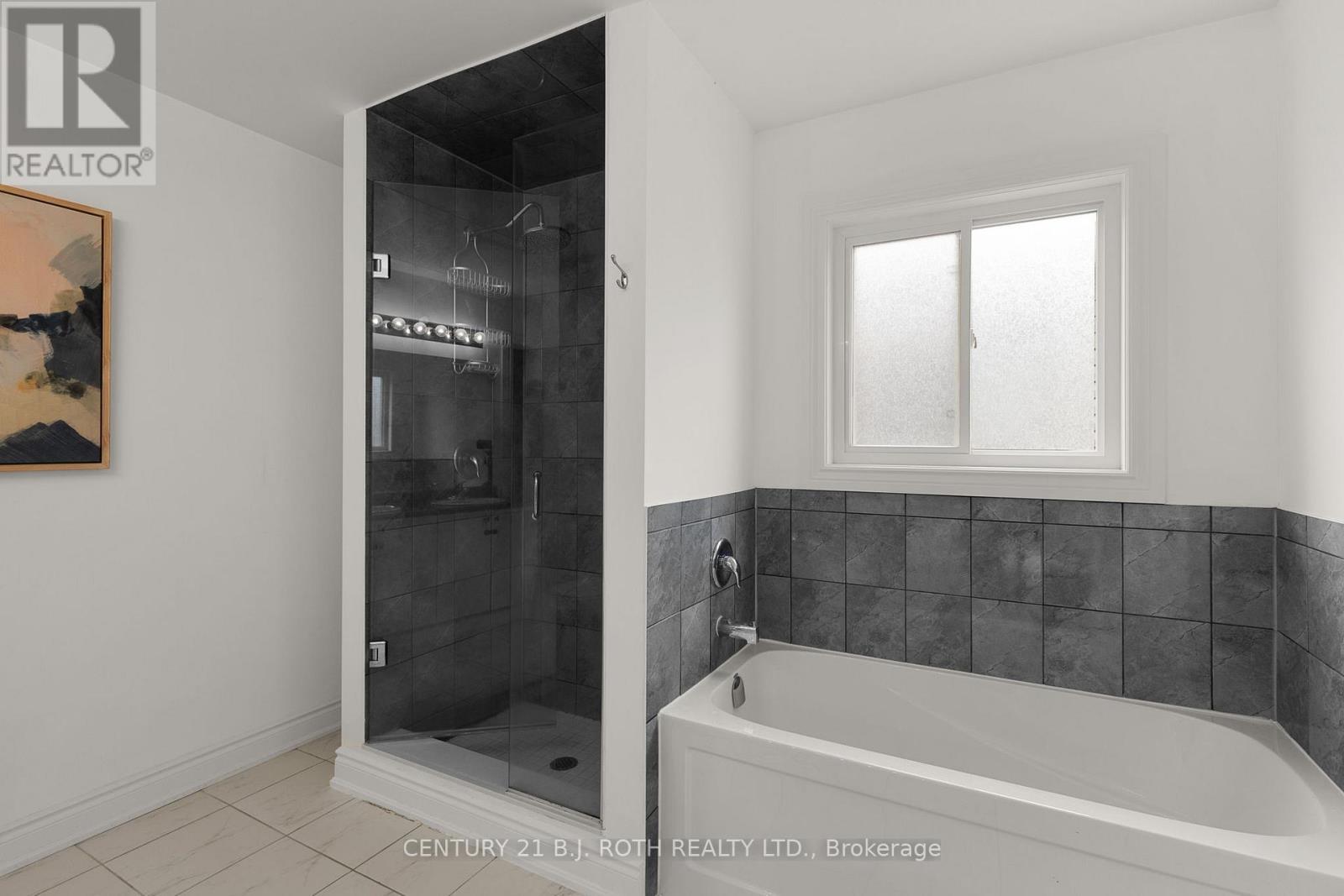 29 Alaskan Heights, Barrie, ON - Indoor Photo Showing Bathroom