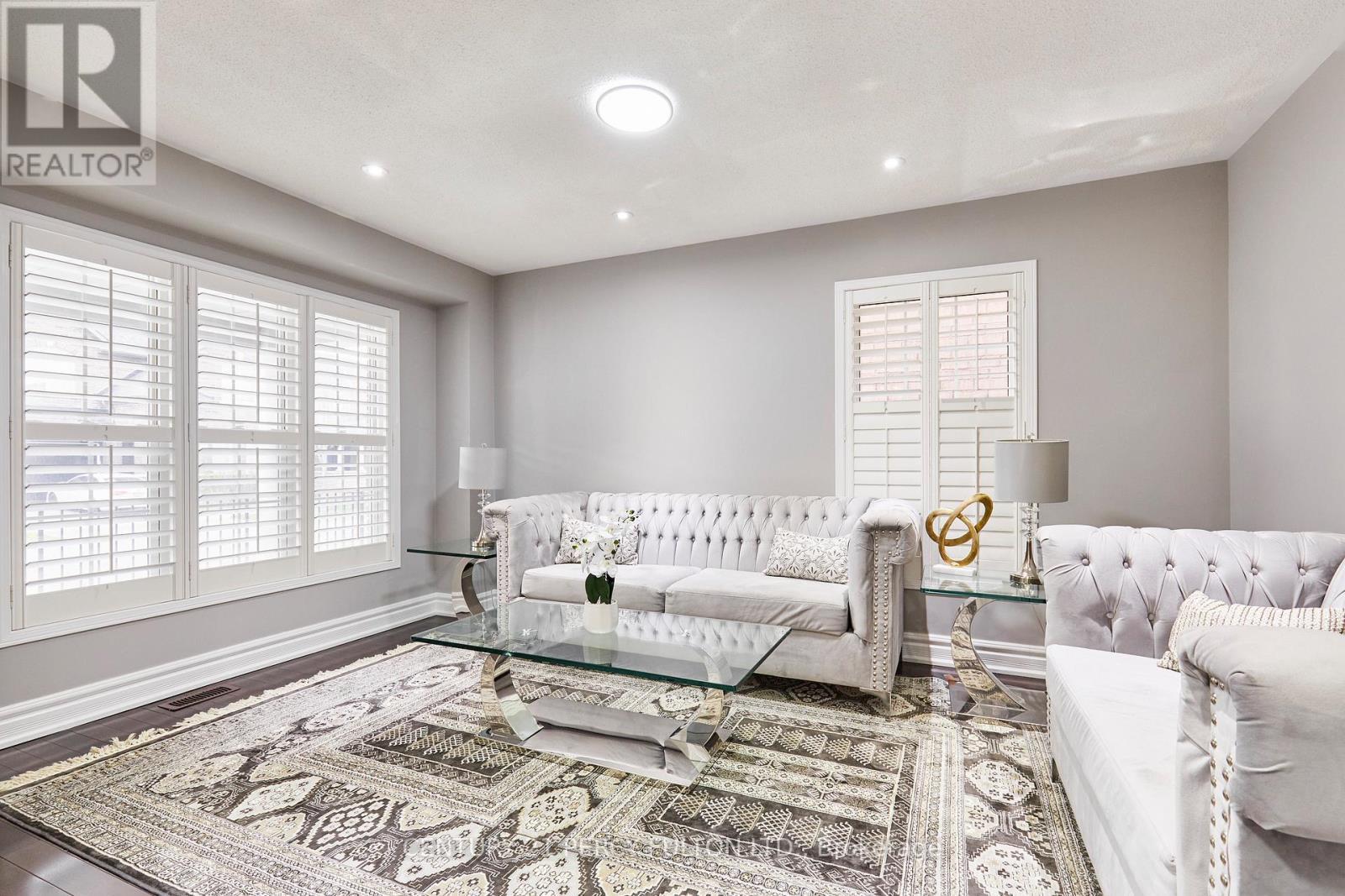 7 Schoolbridge Street, Ajax, ON - Indoor Photo Showing Living Room