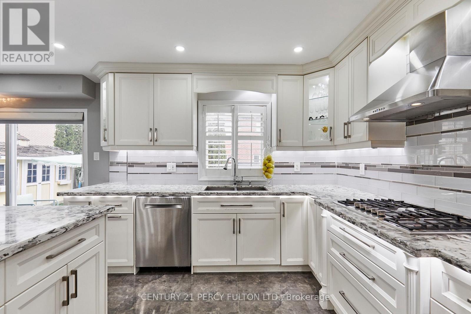 7 Schoolbridge Street, Ajax, ON - Indoor Photo Showing Kitchen With Upgraded Kitchen