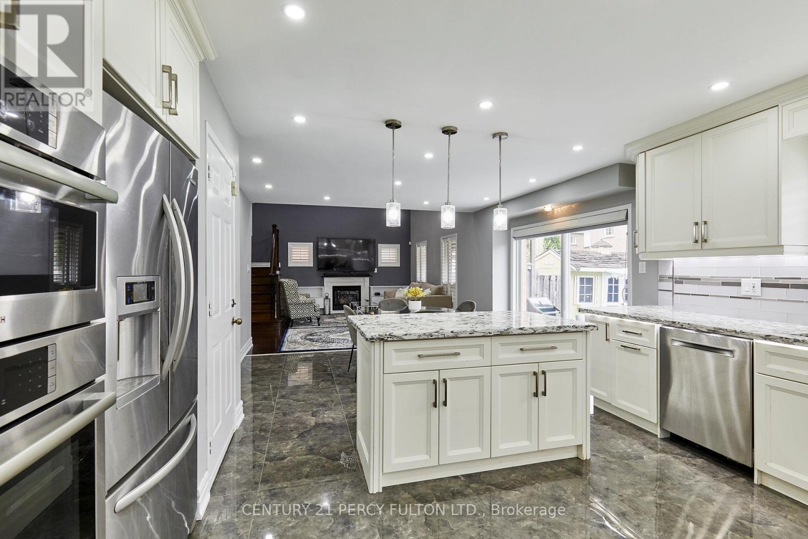 7 Schoolbridge Street, Ajax, ON - Indoor Photo Showing Kitchen With Upgraded Kitchen