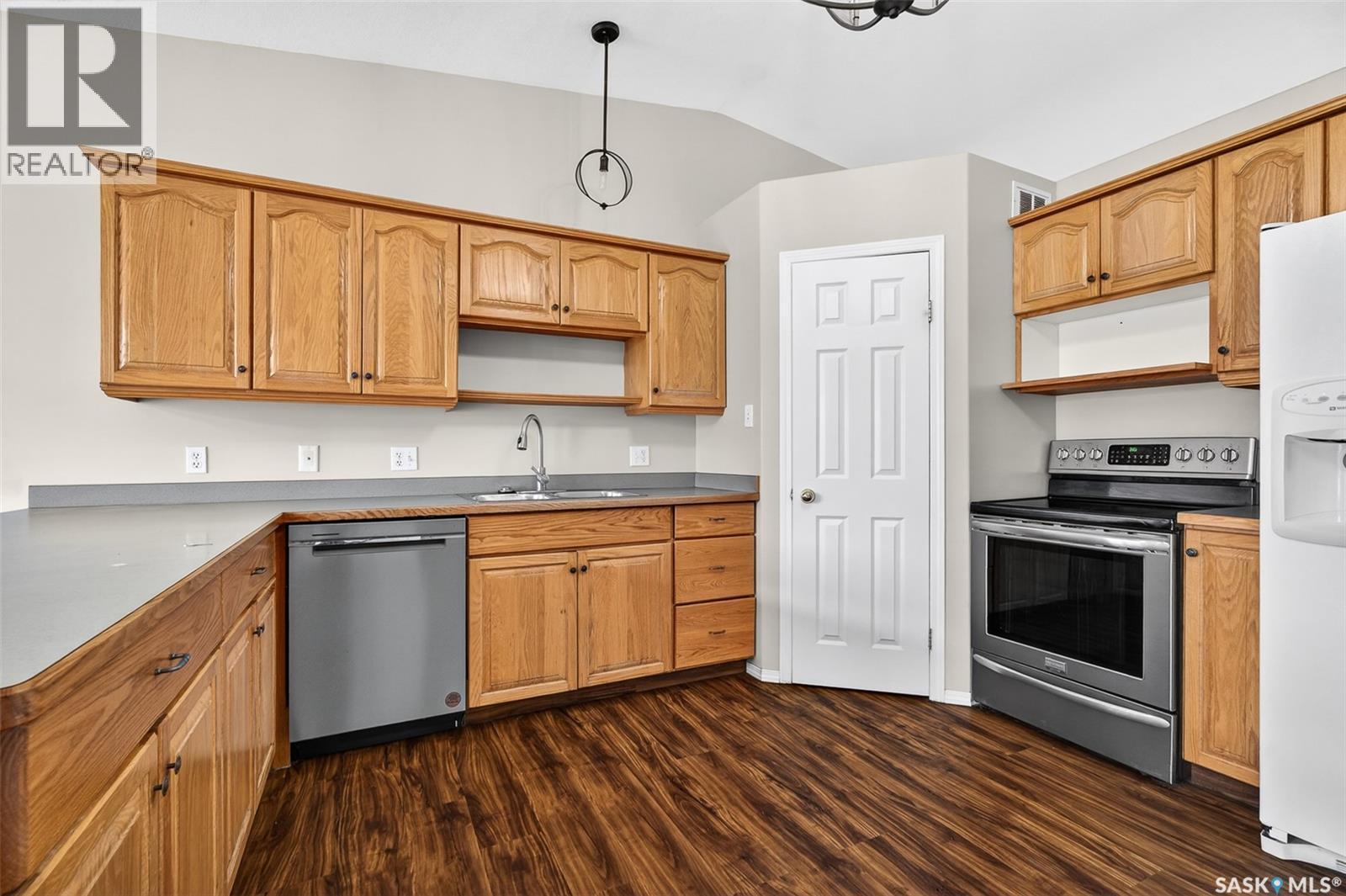 16 Flax Road, Moose Jaw, SK - Indoor Photo Showing Kitchen