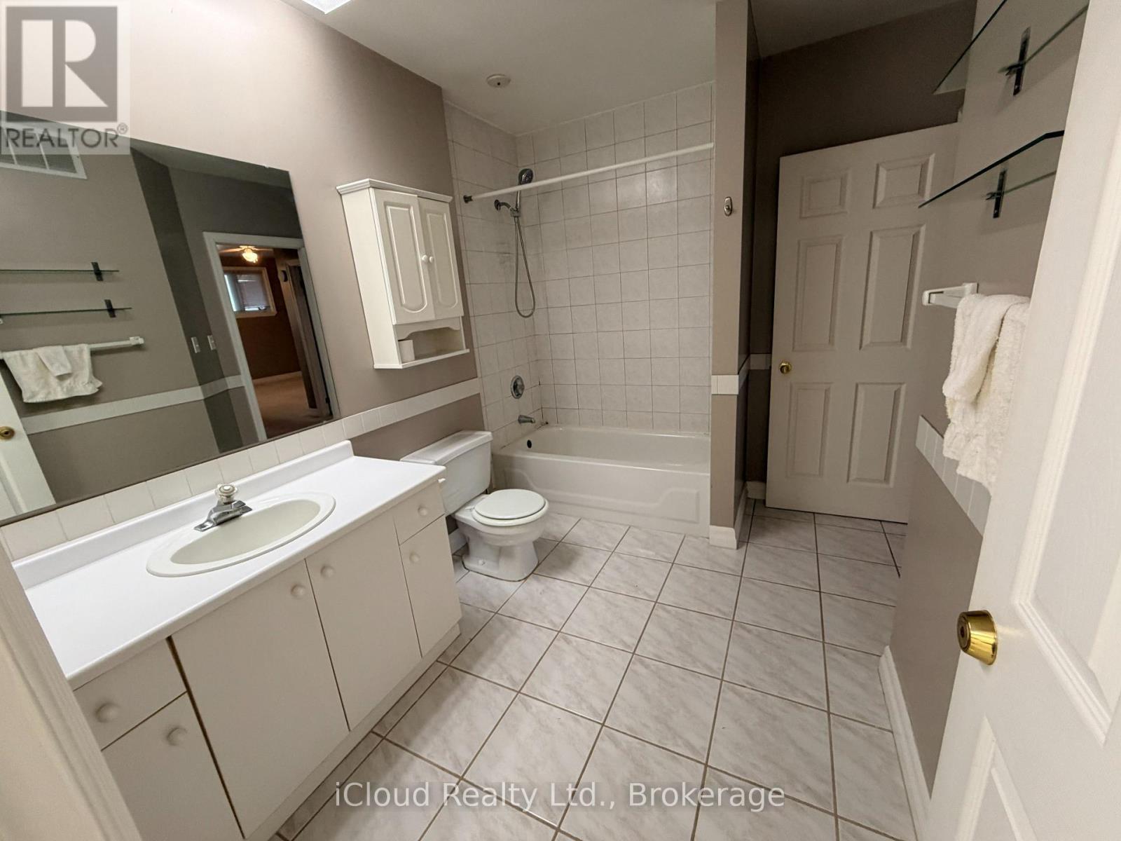 Apartment Bathroom - 176 Wyndham Street, Mississauga, ON - Indoor Photo Showing Bathroom