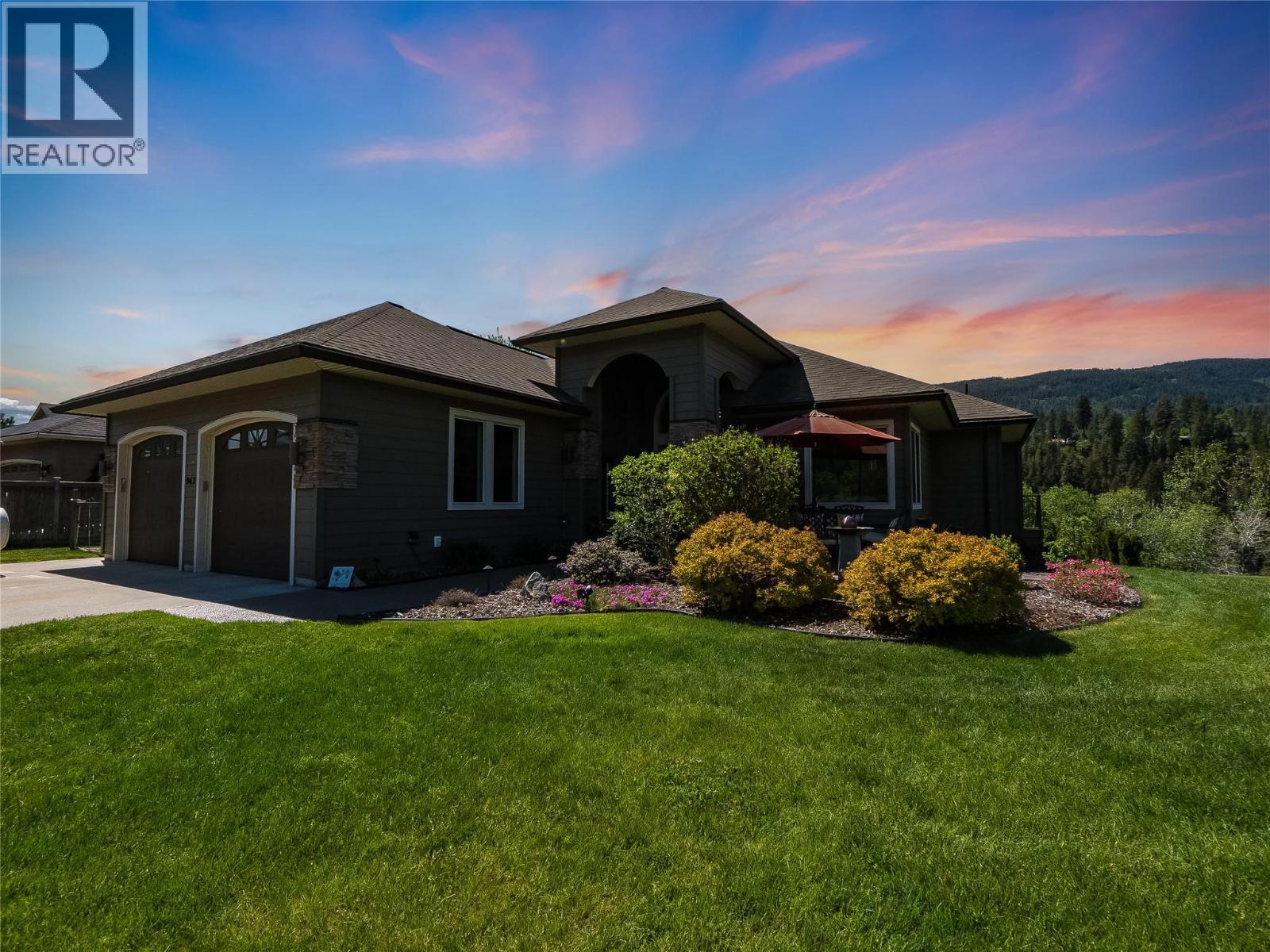 943 Riverview Place, Castlegar, BC - Outdoor
