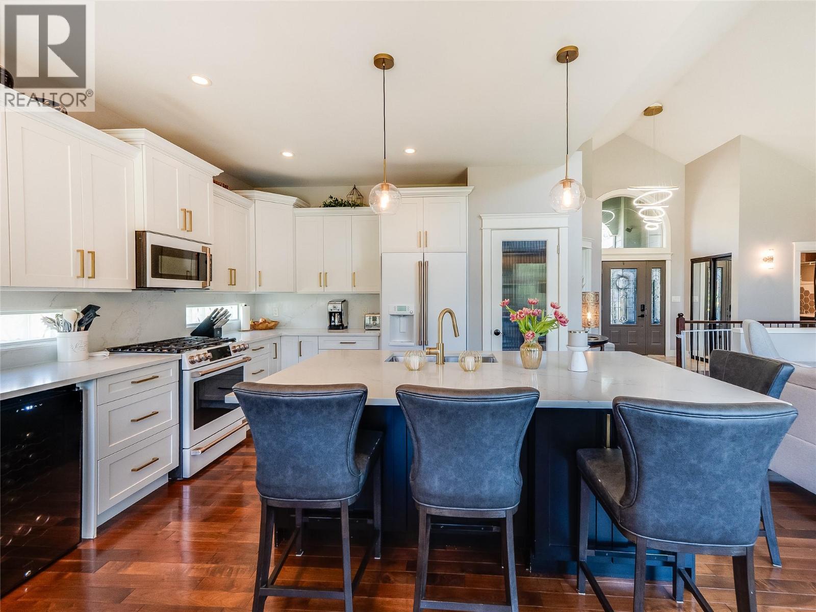 943 Riverview Place, Castlegar, BC - Indoor Photo Showing Kitchen With Upgraded Kitchen