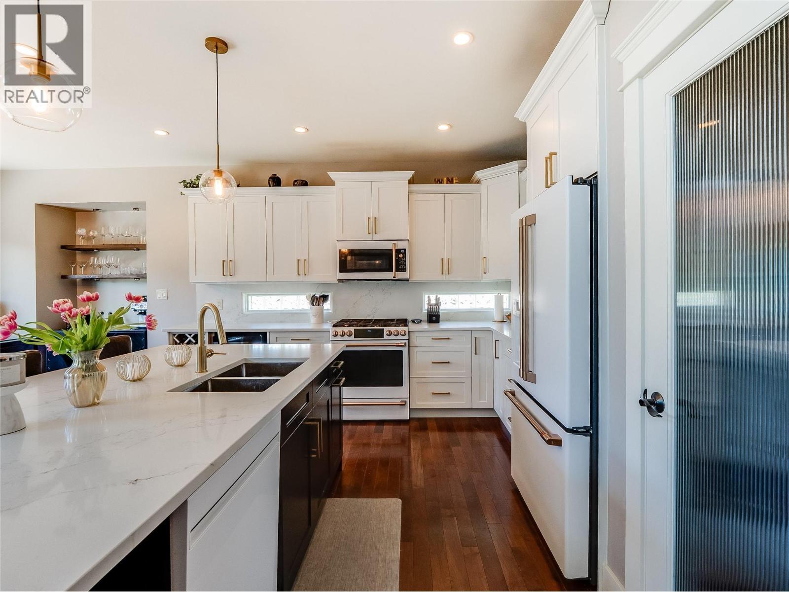 943 Riverview Place, Castlegar, BC - Indoor Photo Showing Kitchen With Double Sink With Upgraded Kitchen