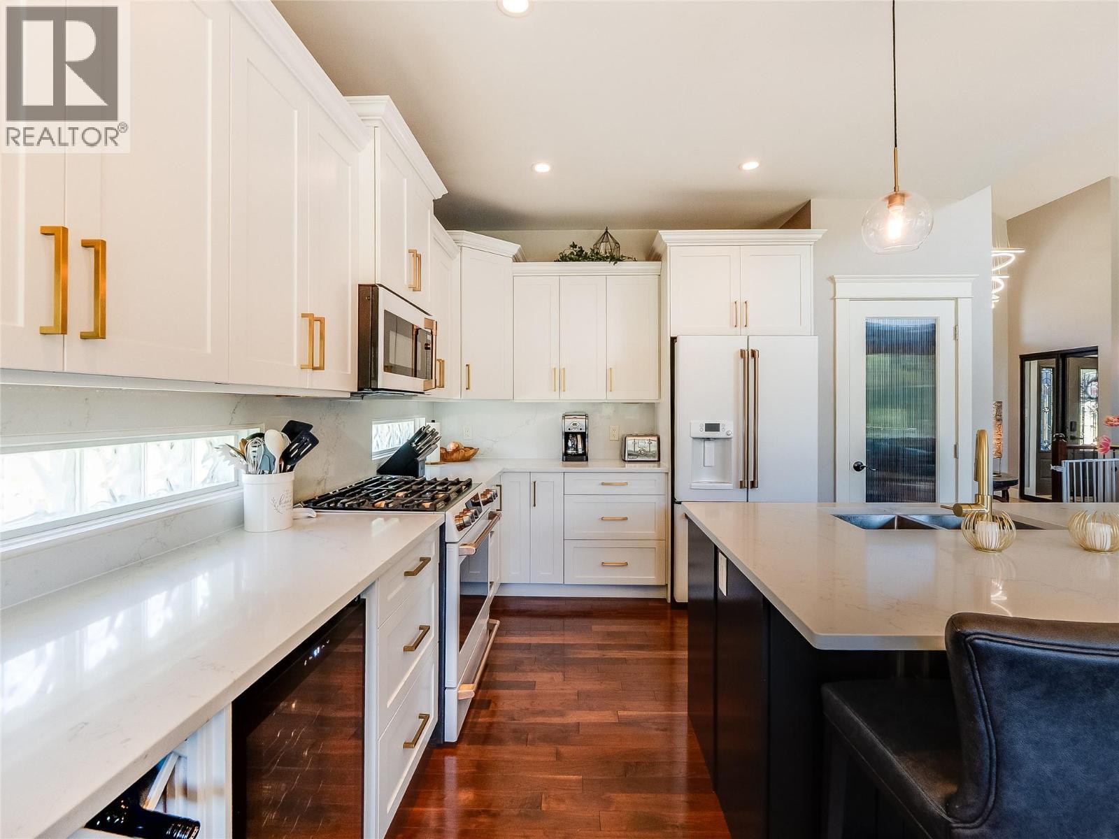 943 Riverview Place, Castlegar, BC - Indoor Photo Showing Kitchen With Upgraded Kitchen