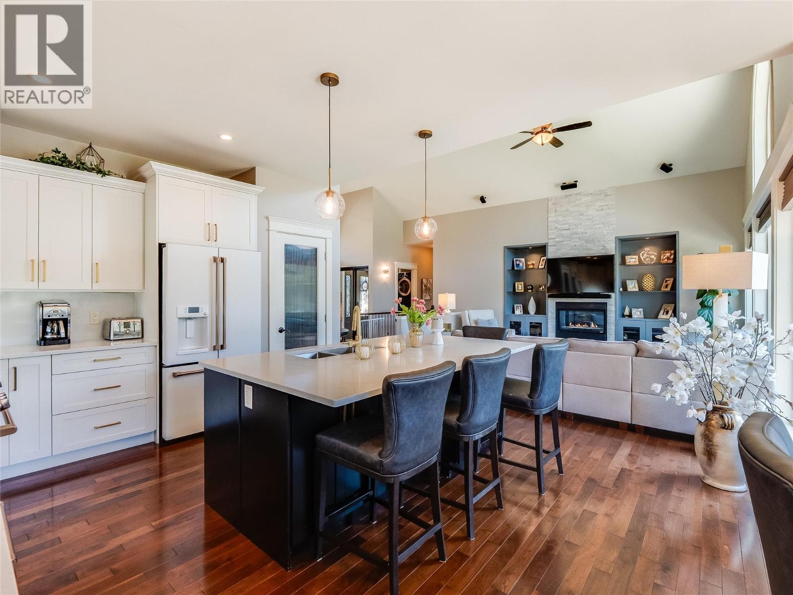 943 Riverview Place, Castlegar, BC - Indoor Photo Showing Kitchen With Upgraded Kitchen
