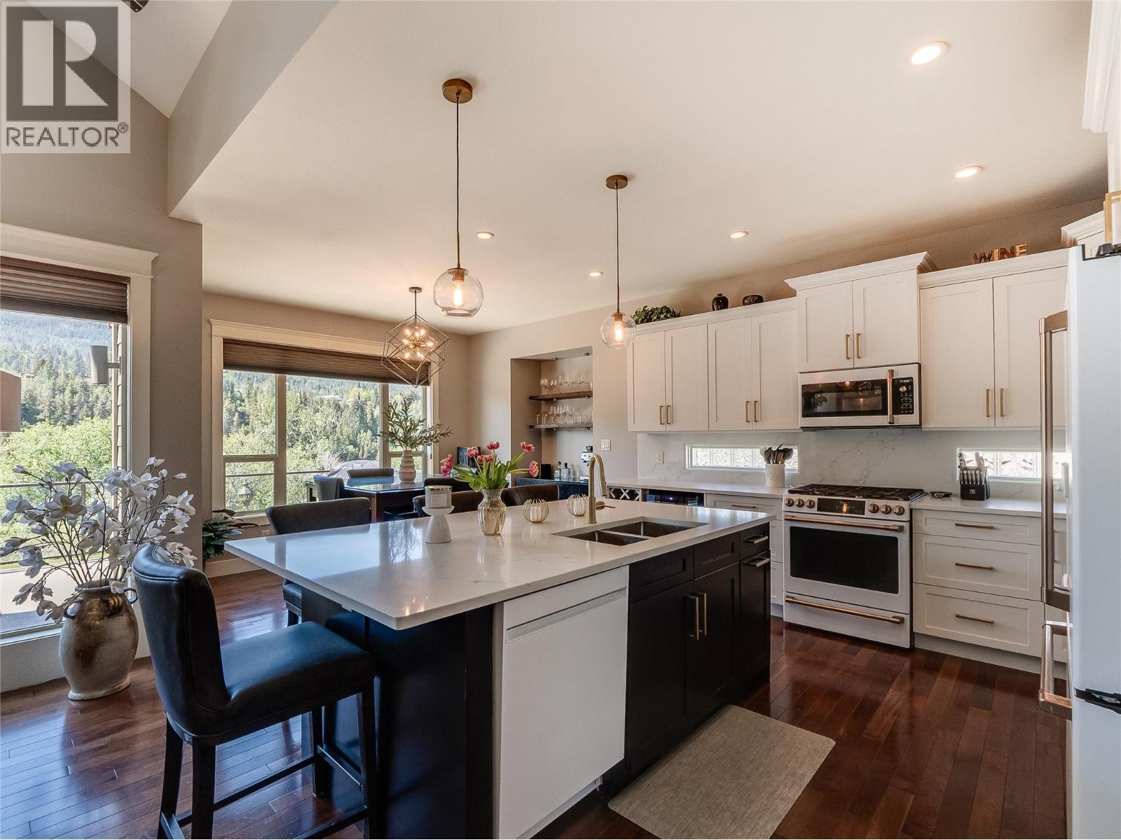 943 Riverview Place, Castlegar, BC - Indoor Photo Showing Kitchen With Double Sink