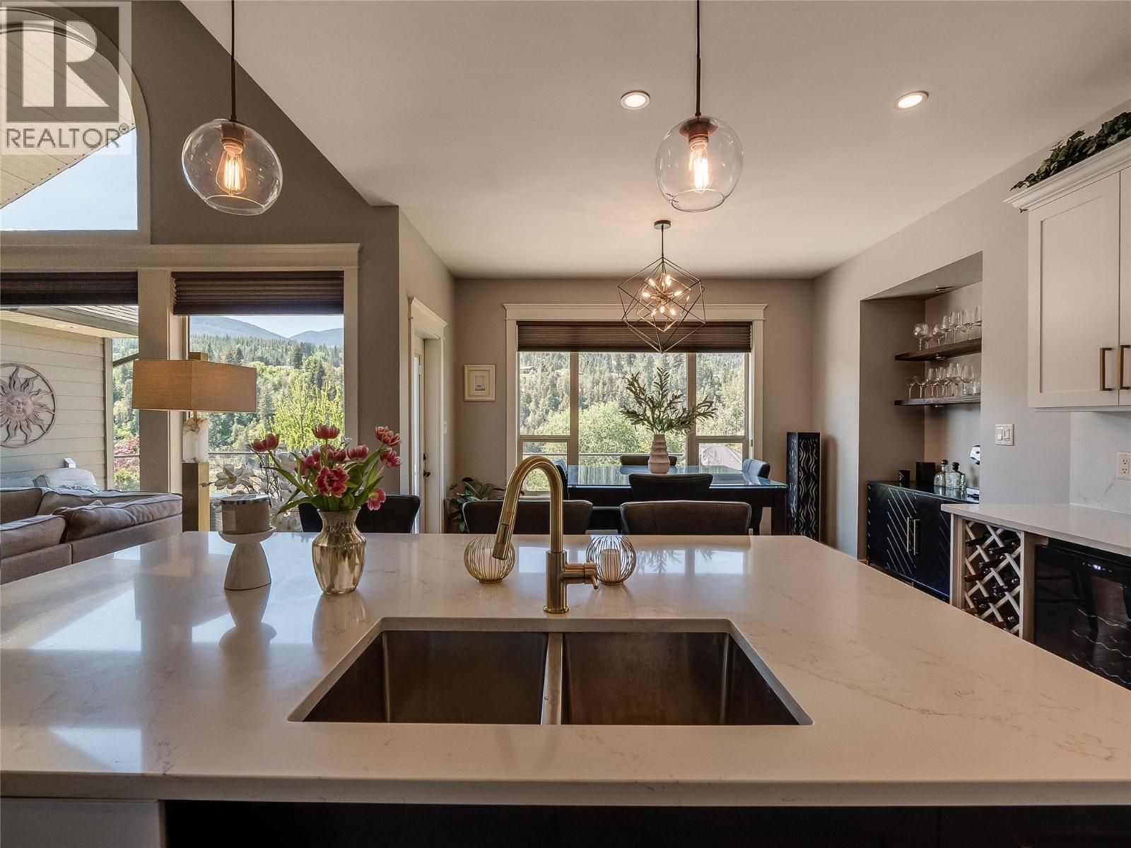 943 Riverview Place, Castlegar, BC - Indoor Photo Showing Kitchen With Double Sink