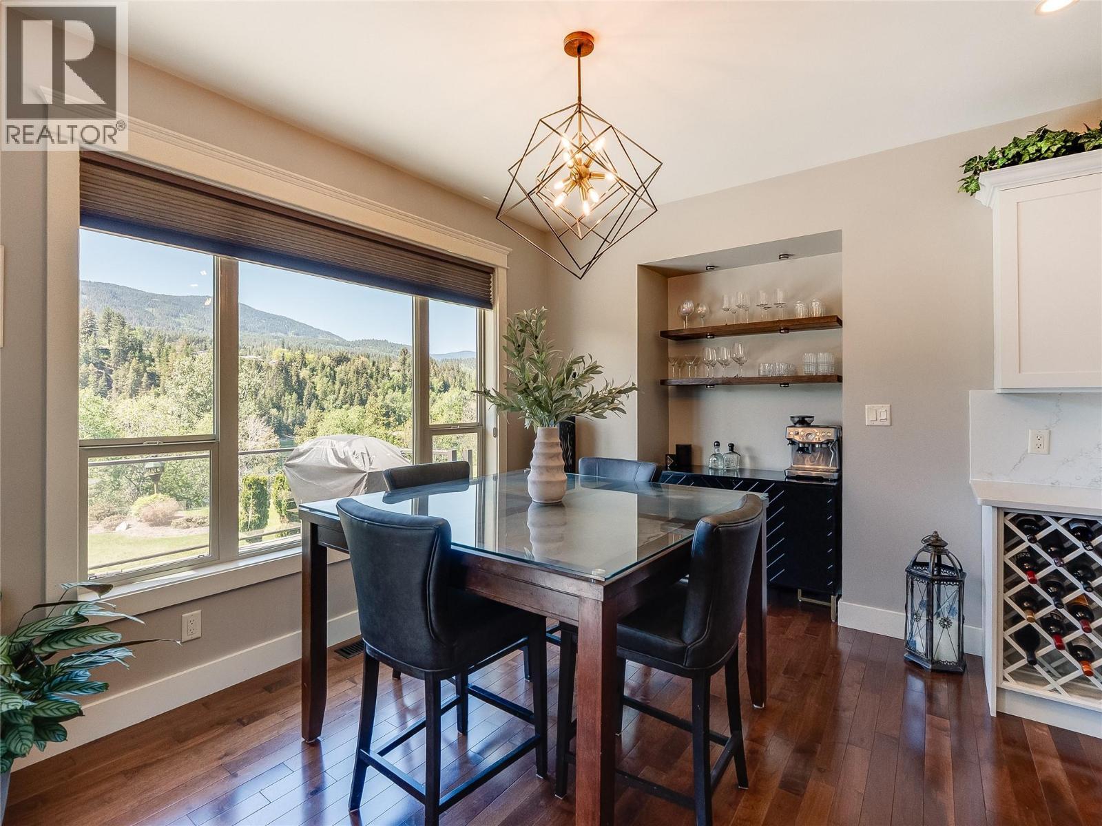 943 Riverview Place, Castlegar, BC - Indoor Photo Showing Dining Room