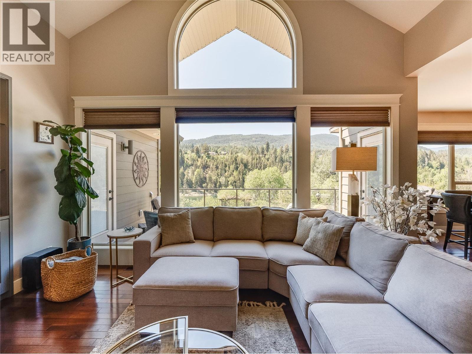 943 Riverview Place, Castlegar, BC - Indoor Photo Showing Living Room