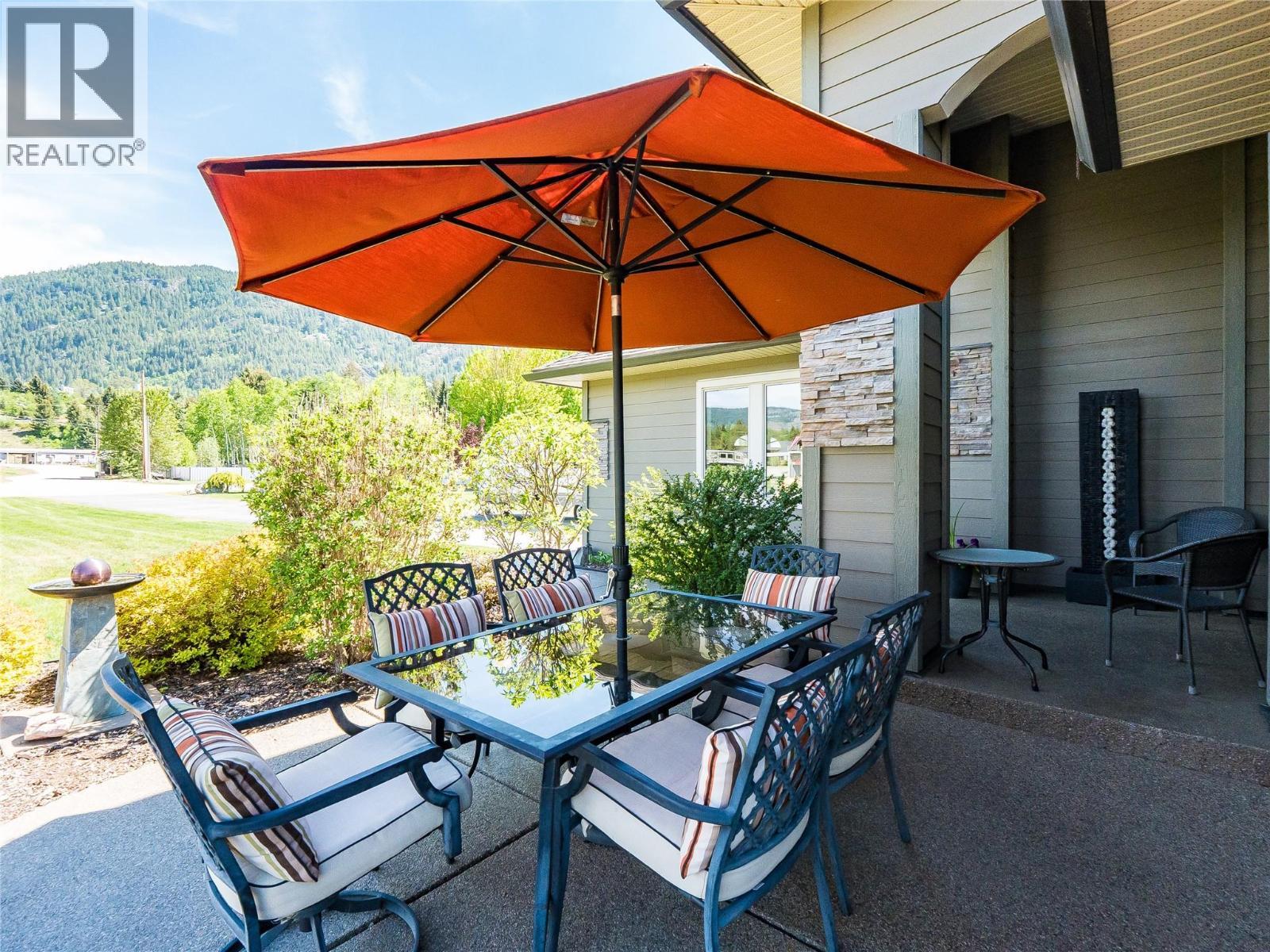 943 Riverview Place, Castlegar, BC - Outdoor With Deck Patio Veranda With Exterior