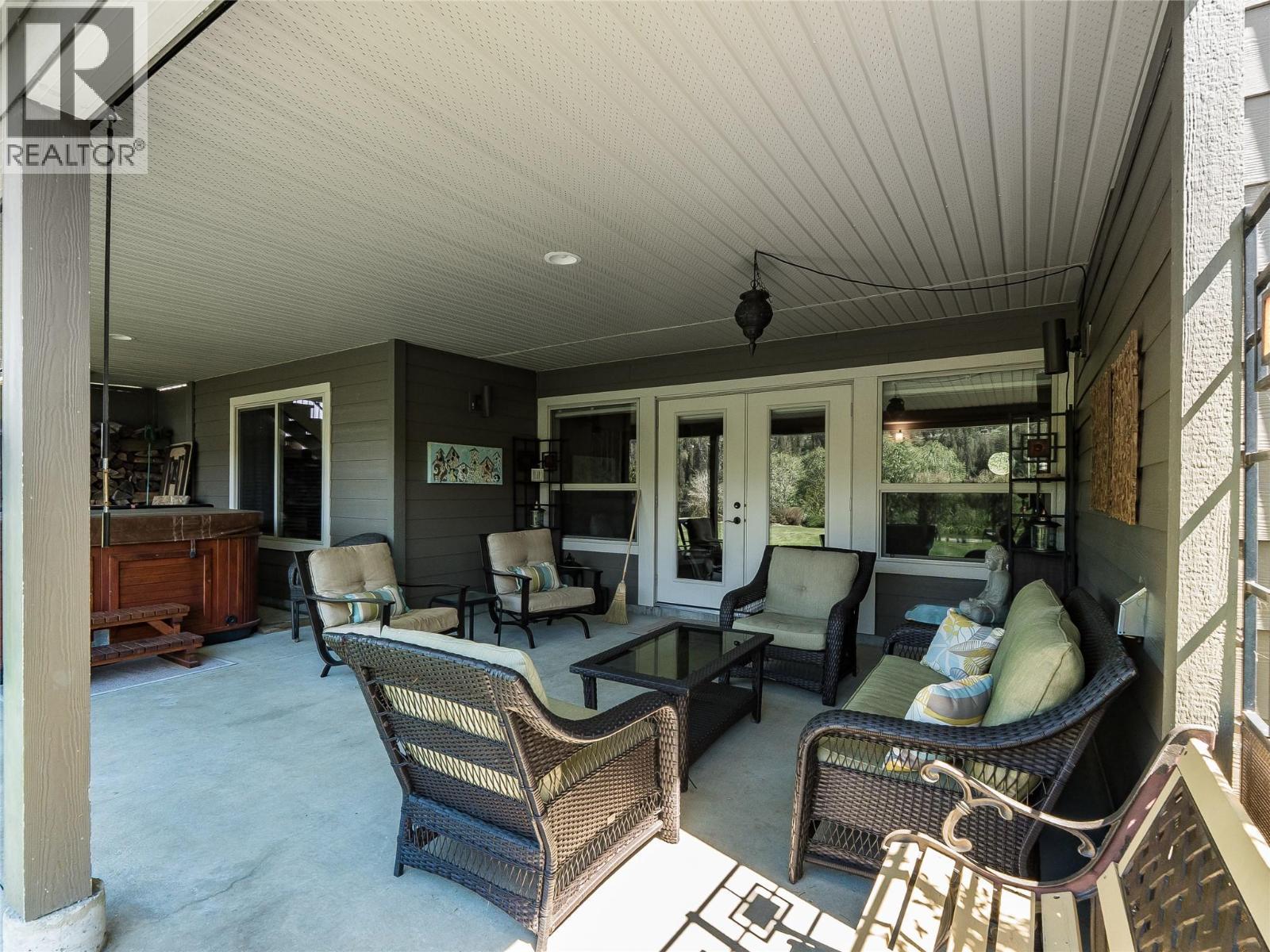 943 Riverview Place, Castlegar, BC - Outdoor With Deck Patio Veranda With Exterior