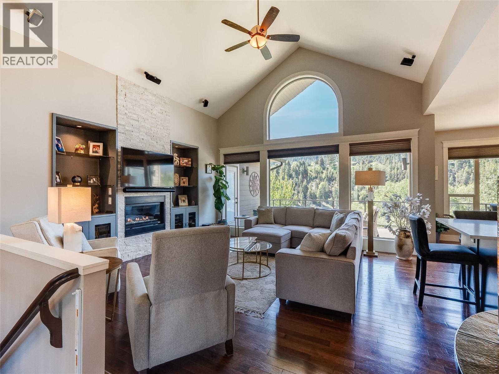 943 Riverview Place, Castlegar, BC - Indoor Photo Showing Living Room With Fireplace