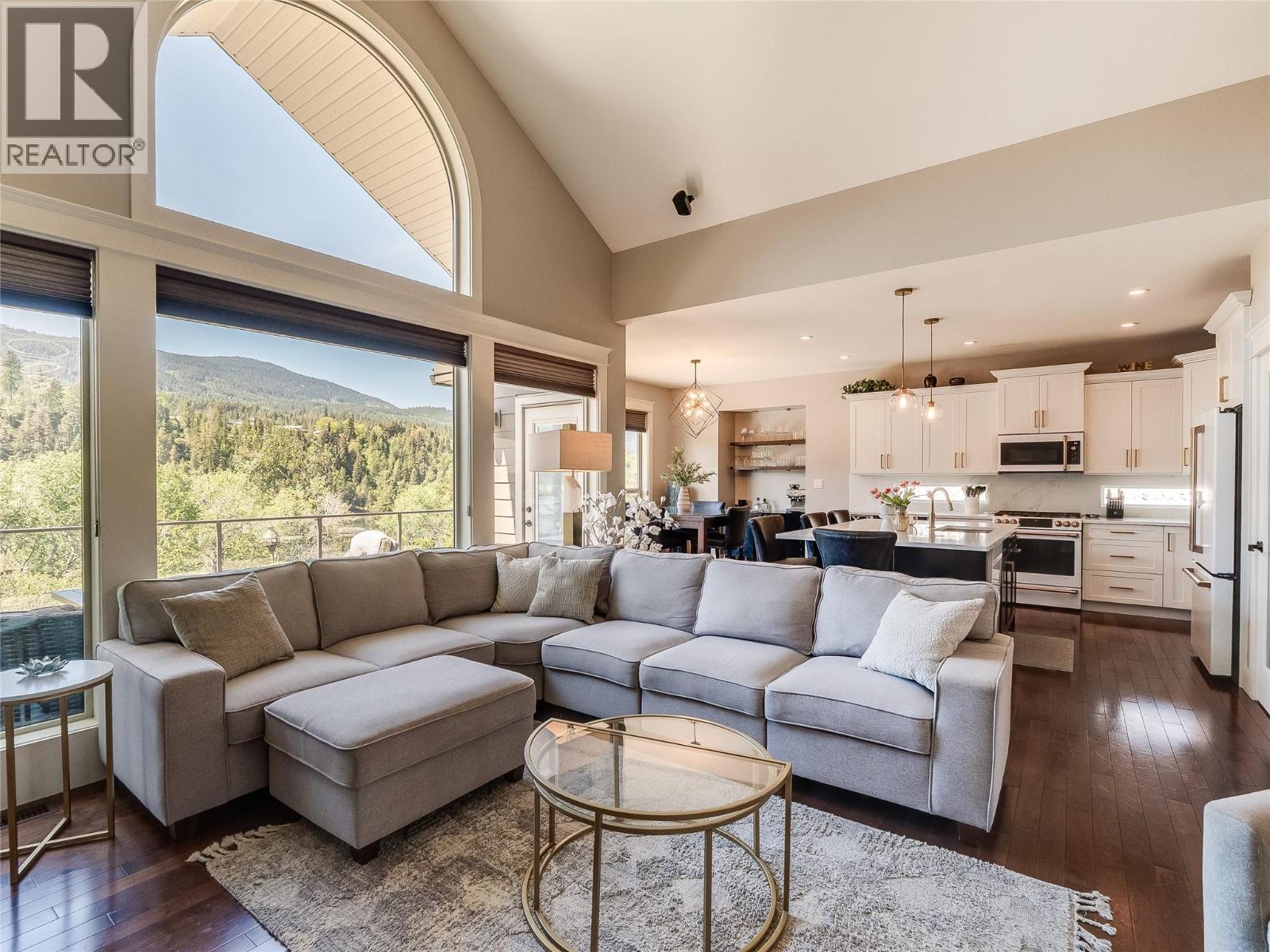 943 Riverview Place, Castlegar, BC - Indoor Photo Showing Living Room