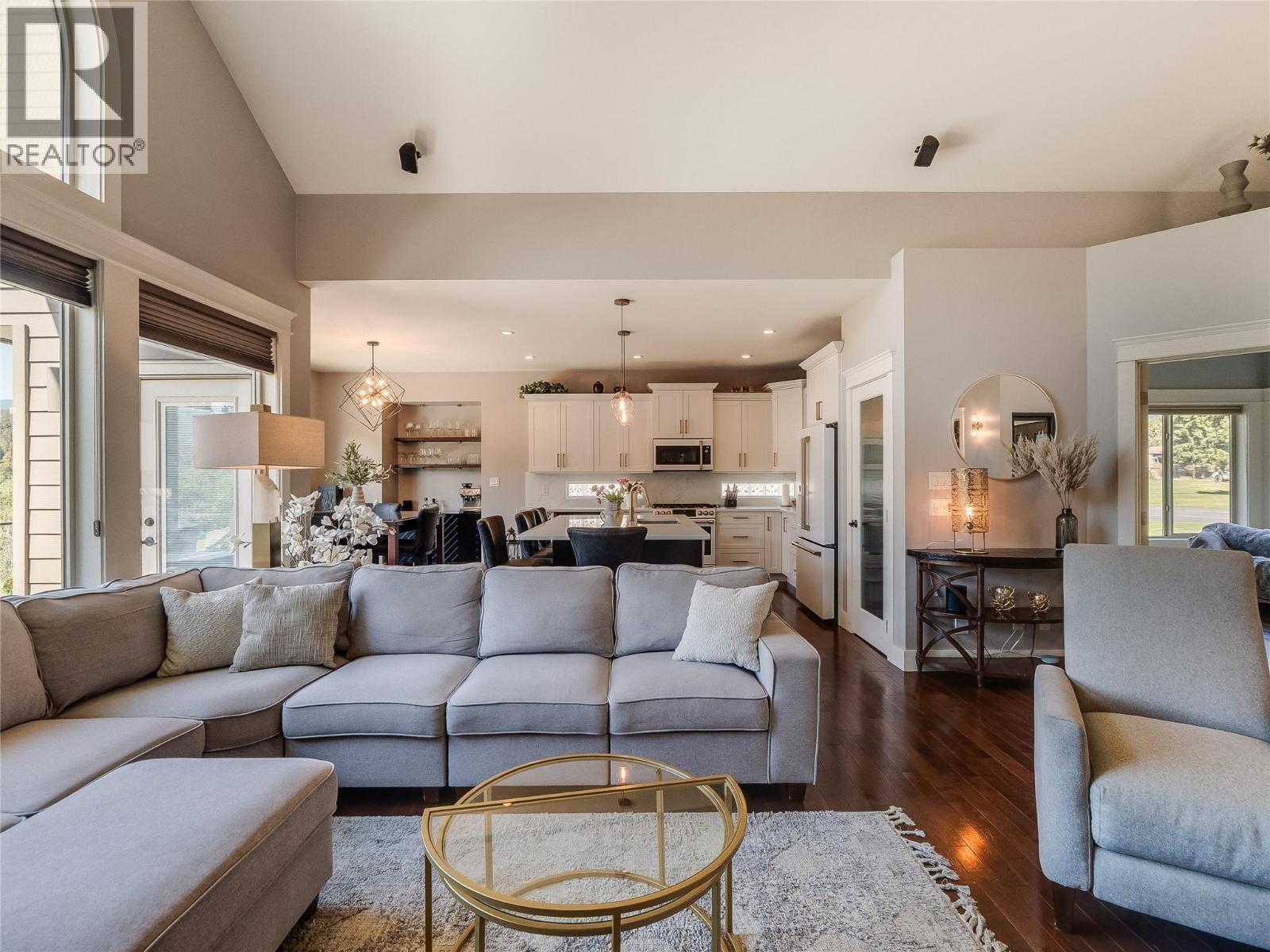 943 Riverview Place, Castlegar, BC - Indoor Photo Showing Living Room