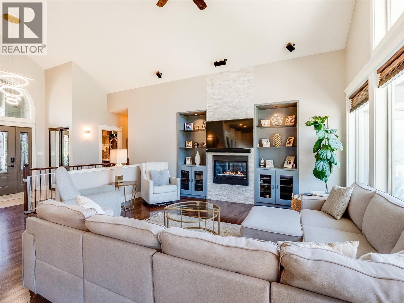 943 Riverview Place, Castlegar, BC - Indoor Photo Showing Living Room With Fireplace