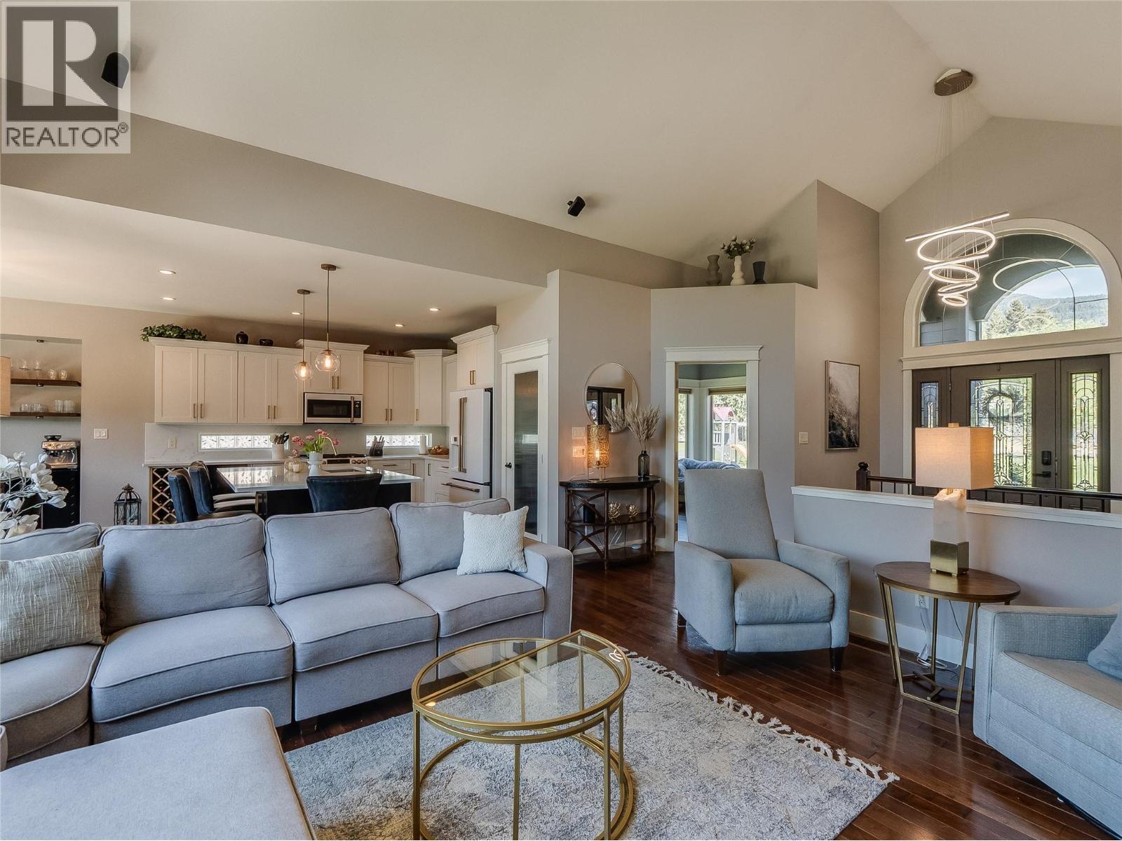 943 Riverview Place, Castlegar, BC - Indoor Photo Showing Living Room