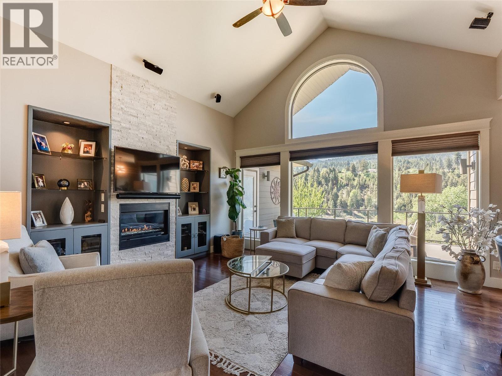 943 Riverview Place, Castlegar, BC - Indoor Photo Showing Living Room With Fireplace