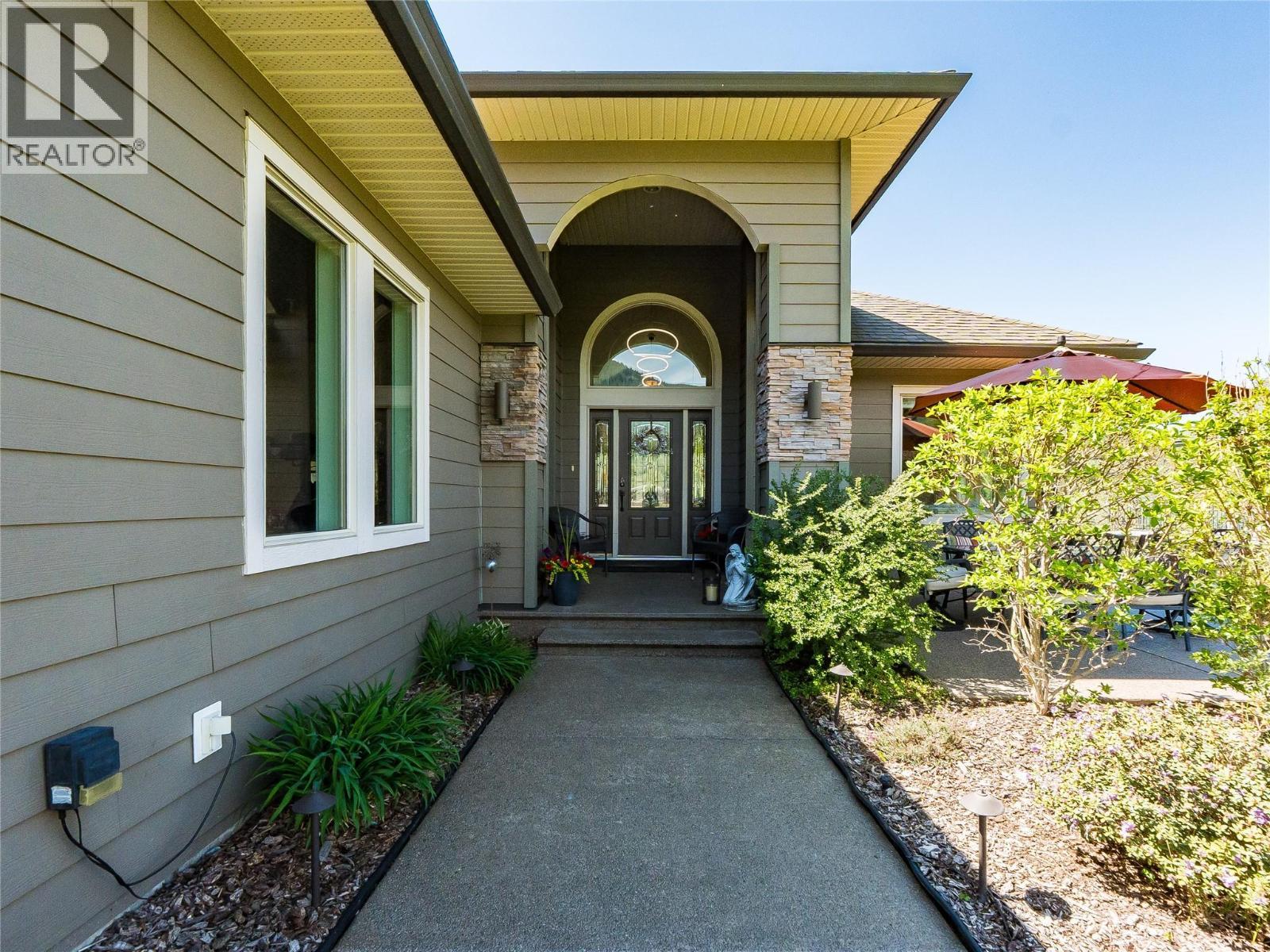 943 Riverview Place, Castlegar, BC - Outdoor