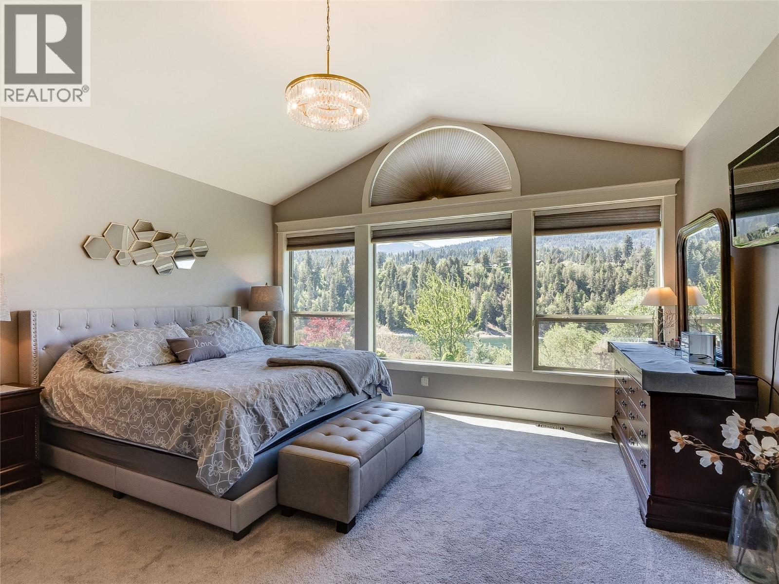 943 Riverview Place, Castlegar, BC - Indoor Photo Showing Bedroom