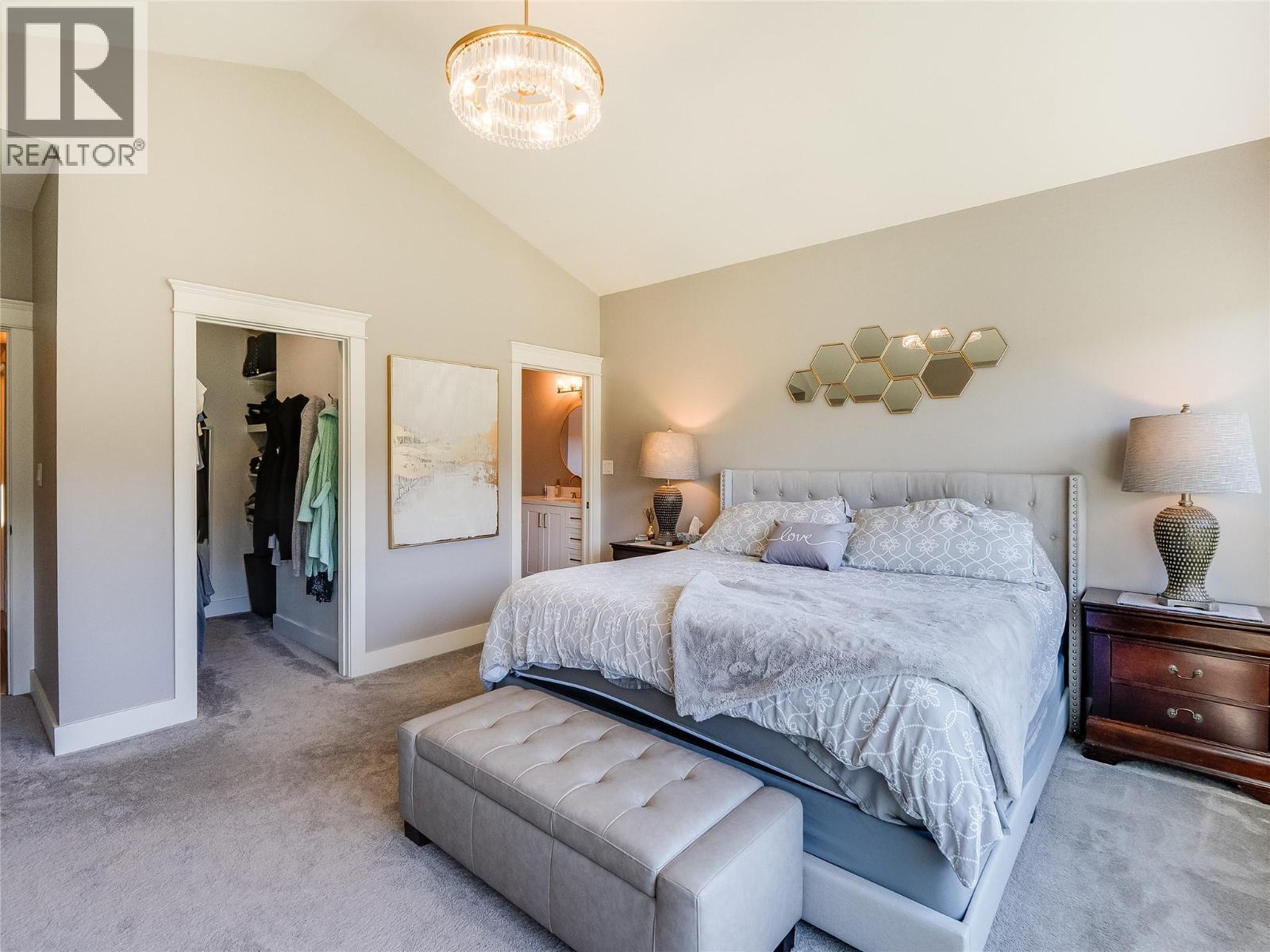 943 Riverview Place, Castlegar, BC - Indoor Photo Showing Bedroom
